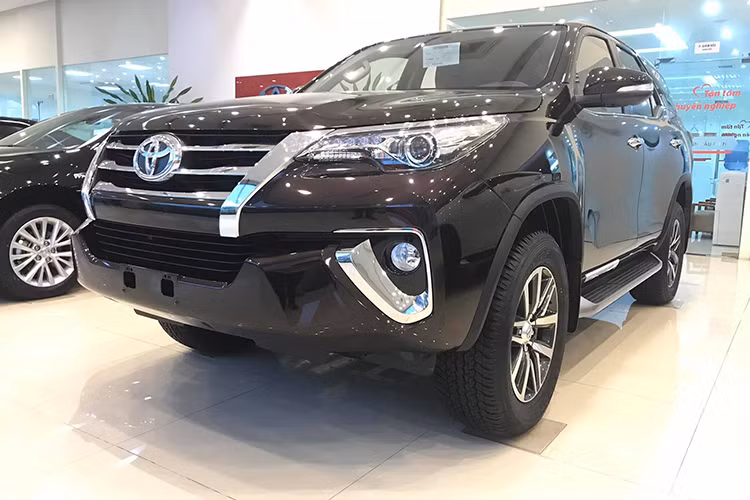Những chiếc xe Toyota Fortuner 2019 phiên bản lắp ráp CKD tại Việt Nam bao gồm; 2.8 4×4 máy dầu số tự động, 2.7 4×2 máy xăng số tự động TRD, 2.4 4×2 máy dầu số tự động và 2.4 4×2 máy dầu số sàn, hiện đã có mặt tại các đại lý chính hãng.
