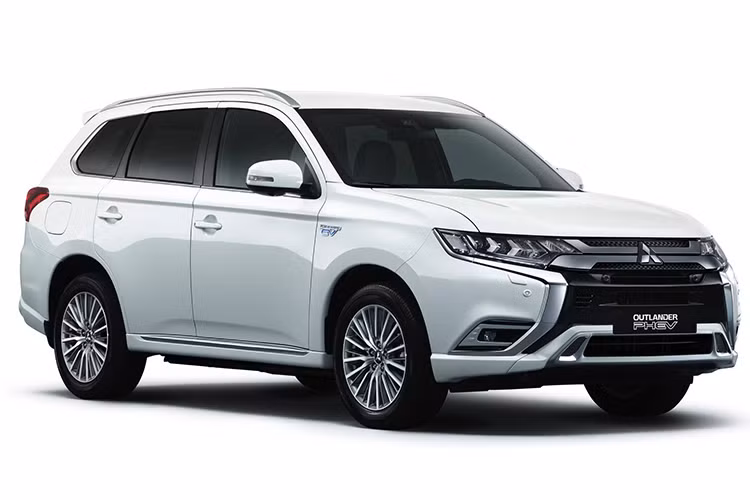 Động cơ 04 xy-lanh thẳng hàng (I4) dung tích 2.4L MIVEC mới cho mô-ment xoắn cao hơn, hoạt động mượt mà hơn và mang lại hiệu quả hơn. Ngoài ra, khối động cơ này sẽ kết hợp với 2 mô tơ điện được bố trí ở trục trước và sau để tạo ra một hệ truyền động hybird.