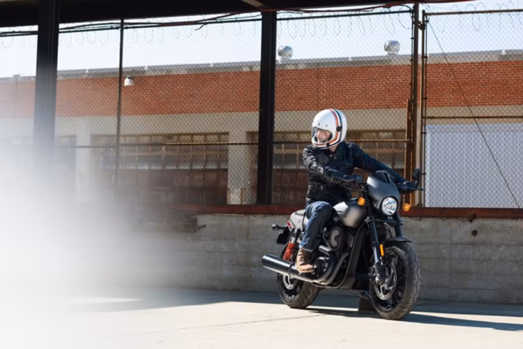 Tại thị trường Mỹ, Harley-Davidson Street Rod 750 2017 có 3 tùy chọn màu sơn là đen Vivid Black, đen than Charcoal Denim và vàng Olive Gold. Giá bán khởi điểm của mẫu cruiser này tại thị trường Mỹ là 8.699 USD (tương đương khoảng 198 triệu đồng).