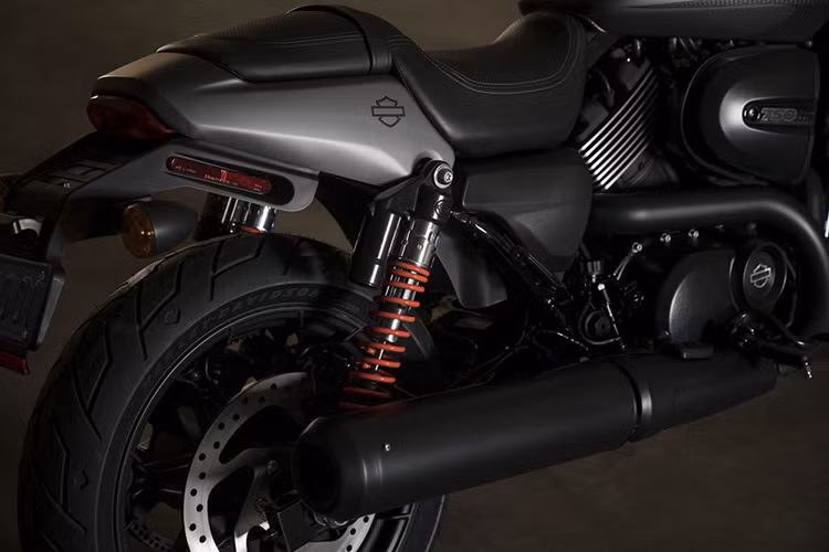 Bàn đặt chân trên mẫu cruiser này nằm ở vị trí ngay sau đầu gối của người lái để tạo tư thế ngồi "bình thường" hơn. Ngoài ra, hãng Harley-Davidson còn cải tiến cả thiết kế của Street Rod 750 2017 để mang đến tư thế ngồi thoải mái hơn cho người lái.