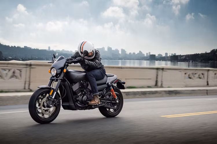 Street Rod 750 2017 mới có trọng lượng ướt vào khoảng 235kg. Nặng hơn 13 kg so với Street 750 phiên bản cũ, dung tích bình xăng không thay đổi. Ngoài ra, trên mẫu xe này cũng xuất hiện bộ tem hoàn toàn mới mang đậm phong cách của những tay đua đường phố.