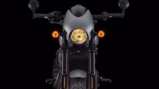 Trong khi đó, trên đầu xe chỉ có đèn pha Halogen tiêu chuẩn. Đằng sau Street Rod 750 2017 xuất hiện phần đuôi xe tái thiết kế, đi kèm đèn hậu và đèn báo rẽ dạng LED. Cụm đồng hồ có thiết kế đơn giản không thay đổi nhiều so với phiên bản cũ từng xuất hiện trước đây.