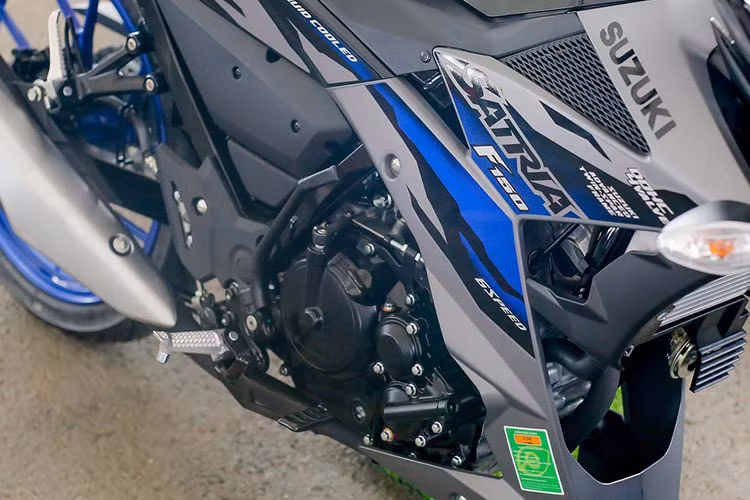 Satria Fi sở hữu khối động cơ xi-lanh đơn, dung tích 147,3 cc, phun xăng điện tử, DOHC, 4 van. Công suất cực đại lên đến 13.6 Kw tại 10.000 vòng/ phút và mô-men xoắn đạt 13,8 Nm tại 8.500 vòng/ phút. Bộ phận nhiên liệu mới tiết kiệm hơn 28% tiêu hao so với thế hệ cũ. Hộp số 6 cấp kết hợp với côn tay không đổi. 