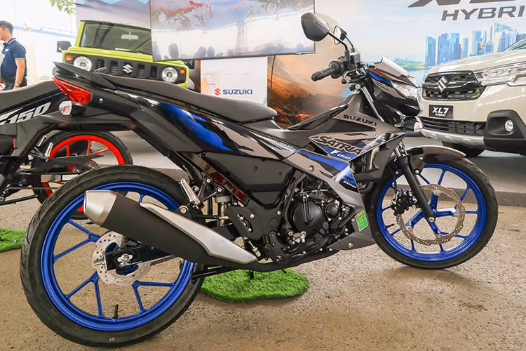 Thiết kế ống xả của Suzuki Satria 150 mới có chút thay đổi nhỏ. Pô giờ được trang bị thêm bộ phận bảo vệ màu bạc chống nóng, nổi bật, thanh thoát hơn phiên bản cũ. Xe còn có thêm hệ thống cảnh báo điều khiển từ xa, trang bị này chỉ có trên phiên bản màu Đen nhám – Đen bóng. 