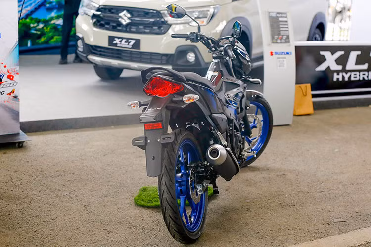 Hệ thống phanh đĩa được trang bị cho cả bánh trước và sau đảm bảo khả năng an toàn khi vận hành. Đi kèm với đó là vành đúc 17 inch với lốp kích thước 70/90-17M/C 38P và 80/90-17M/C 44P đảm bảo linh hoạt khi vận hành trên các địa hình.