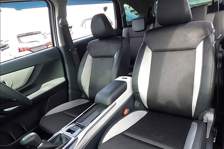 Nếu Avanza sử dụng hệ thống ghế ngồi nỉ thì Veloze đã được nâng cấp ghế da 2 tông màu. Điểm hấp dẫn của Veloz còn đến từ cơ cấu gập ghế đa dạng hơn. Ở mọi vị trí, Veloz đều có thể gập lại để linh hoạt hơn trong cách bố trí không gian sử dụng cũng như chứa đồ. Hơn nữa, hàng ghế sau còn được bổ sung thêm màn hình giải trí hiện đại.