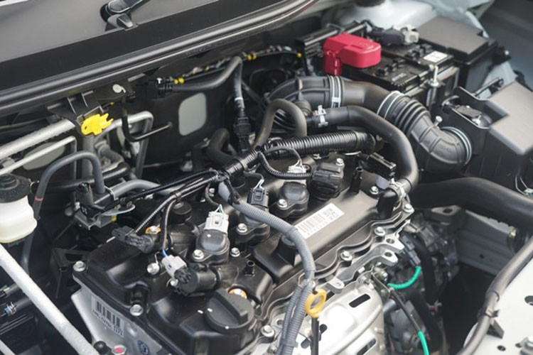 Tất cả phiên bản của Toyota Veloz 2022 tại thị trường Indonesia đều được trang bị phanh tay điện tử có tính năng giữ phanh tự động Auto Hold và đế sạc điện thoại không dây chuẩn Qi. Đây là những "option" mà thậm chí đến mẫu xe đắt tiền hơn là Corolla Cross cũng chưa có.