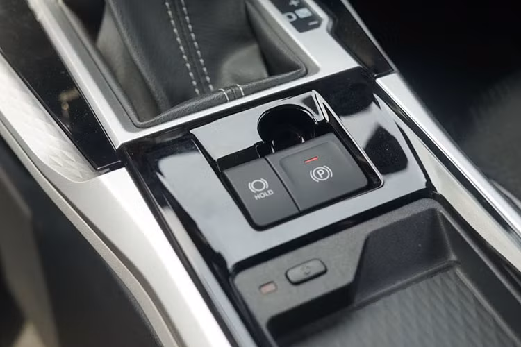 Toyota Veloz hoàn toàn mới được trang bị gói an toàn cao cấp Toyota Safety Sense với các công nghệ cao cấp như: Hệ thống phòng chống va chạm, cảnh báo chệch làn đường, cảnh báo phương tiện cắt ngang phía sau, cảnh báo điểm mù, chống tăng tốc ngoài ý muốn...