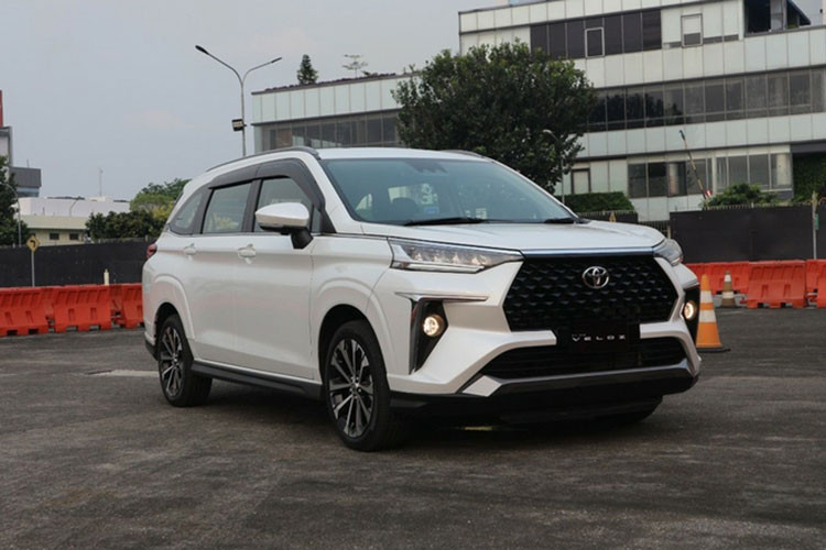 Mức giá xe Toyota Veloz 2022 chưa công bố, tuy nhiên nó có thể về Việt Nam ngay trong quý I/2022 để thay thế Avanza trong nhiệm vụ cạnh tranh với Suzuki XL7, Ertiga và đặc biệt là "ông vua" Mitsubishi Xpander. Hiện tại, thế hệ thứ 2 của Toyota Avanza bản nâng cấp vẫn được nhập khẩu từ Indonesia và phân phối với 2 phiên bản là 1.3MT giá 544 triệu đồng và 1.5AT là 612 triệu đồng.