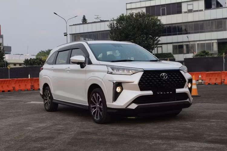 Mức giá xe Toyota Veloz 2022 chưa công bố, tuy nhiên nó có thể về Việt Nam ngay trong quý I/2022 để thay thế Avanza trong nhiệm vụ cạnh tranh với Suzuki XL7, Ertiga và đặc biệt là "ông vua" Mitsubishi Xpander. Hiện tại, thế hệ thứ 2 của Toyota Avanza bản nâng cấp vẫn được nhập khẩu từ Indonesia và phân phối với 2 phiên bản là 1.3MT giá 544 triệu đồng và 1.5AT là 612 triệu đồng.