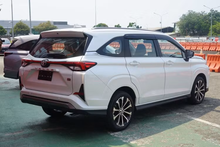 Không giống Avanza, Toyota Veloz 2022 chỉ có 1 loại động cơ là máy xăng 4 xi-lanh, dung tích 1.5L, sản sinh công suất tối đa 106 mã lực tại tua máy 6.000 vòng/phút và mô-men xoắn cực đại 137 Nm tại tua máy 4.200 vòng/phút. Động cơ này có thể đi với hộp số sàn 5 cấp hoặc hộp số biến thiên vô cấp CVT mới.