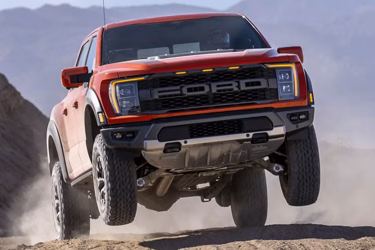 Ford F-150 Raptor 2021 được tích hợp hệ thống điều chỉnh theo địa hình mới Terrain Management System. Hệ thống này cho phép người dùng chỉnh độ nặng vô-lăng hay thậm chí can thiệp vào cân bằng điện tử và cả hộp số để thay đổi trải nghiệm vận hành.