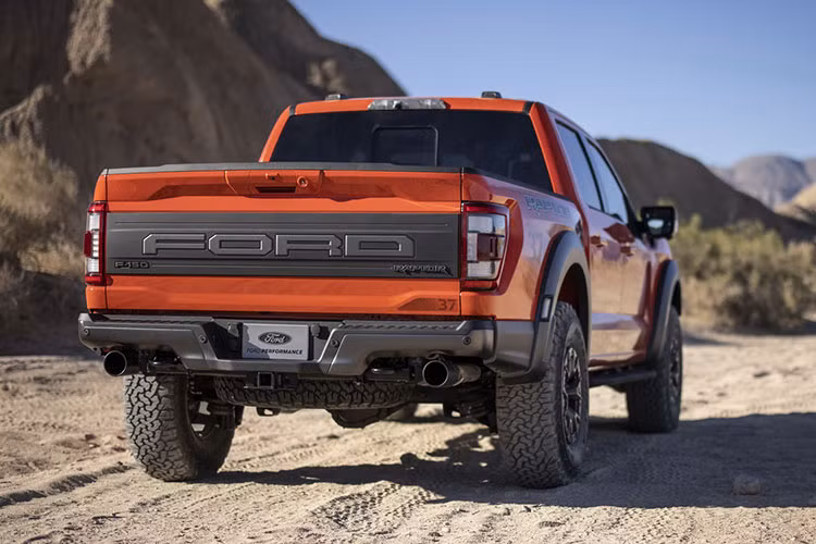 Một trong những điểm nổi trội của Ford F-150 Raptor thế hệ mới này chính là thiết kế ngoại thất. Vẫn là dáng vẻ hầm hố, cơ bắp quen thuộc nhưng Ford F-150 Raptor tạo khác biệt với lưới tản nhiệt màu đen cỡ lớn hình lục giác với thiết kế giống tổ ong, trong khi đó hốc gió được thu gọn hơn.