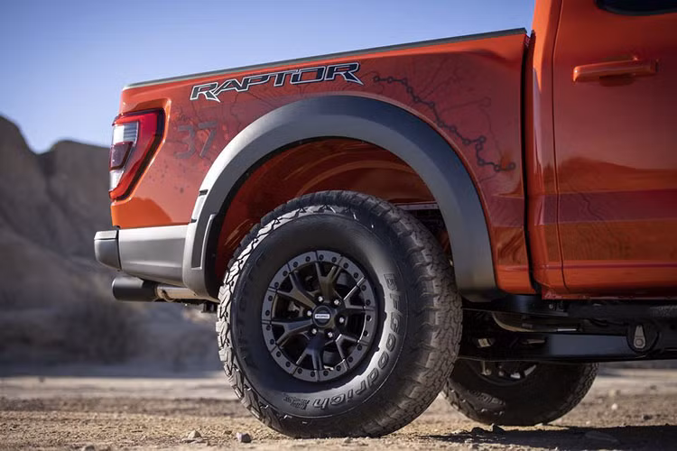 Mâm xe 17 inch với thiết kế tối giản và được bao bởi lốp BFGoodrich All-Terrain KO2 315/70R17 chinh phục mọi địa hình. Ford F-150 Raptor sở hữu bộ lốp lớn nhất trong phân khúc -37 inch. Nhờ đó mà chiếc bán tải đến từ Hoa Kỳ có góc tiếp cận 33,1 độ, góc thoát 24,9 độ, góc vượt đỉnh dốc 24,4 độ và khoảng sáng gầm lên đến 333 mm.