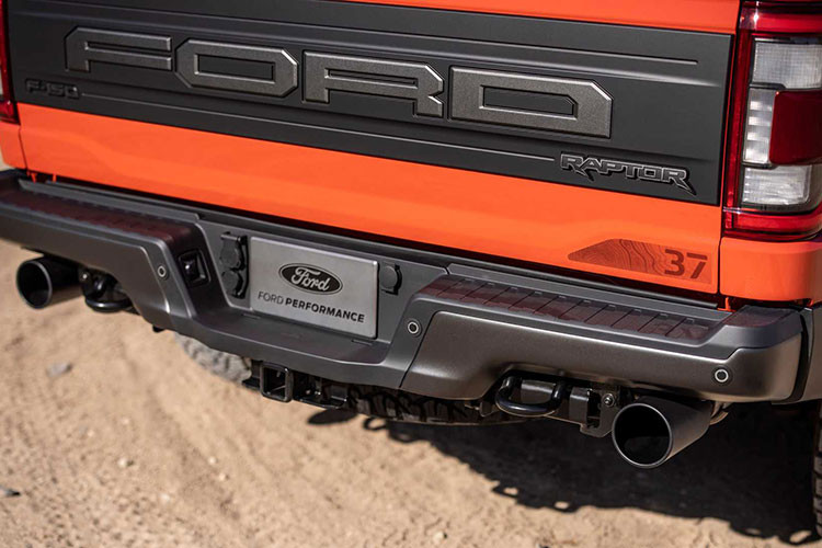 Về truyền động, Ford F-150 Raptor sở hữu động cơ V6 dung tích 3,5 lít EcoBoost như trước, với công suất 444 mã lực và mô-men xoắn 692 Nm, kết hợp số tự động 10 cấp. Xe tích hợp rất nhiều tính năng an toàn chất lượng như: phanh đĩa tản nhiệt 4 bánh, hỗ trợ đổ đèo, ga tự động thích ứng, cảnh báo tiền va chạm...