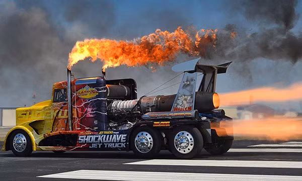 Xem xe tai dau keo gan dong co phan luc dua toc do