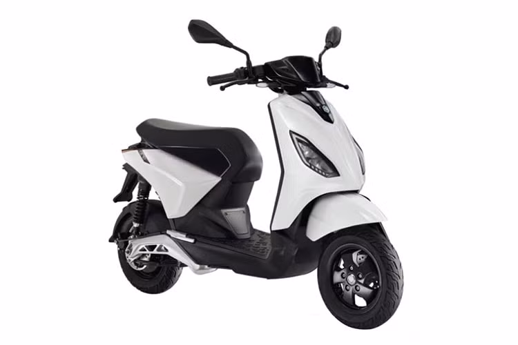 Có thể thấy, Piaggio One 2021 mới là một mẫu xe điện có thiết kế khá giống với Piaggio Zip với vẻ ngoài gọn gàng nhỏ nhắn. Thế nhưng, mẫu xe điện đã được thay đổi so với người anh em của mình khi sử dụng nhiều nét cắt gọn sâu hơn ở dàn thân vỏ của chiếc xe.