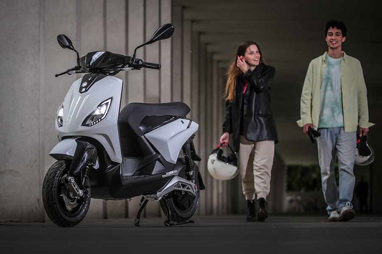 Ngoài ra, Piaggio còn cung cấp thêm 2 phiên bản khác cùng khối mô tơ điện mạnh hơn cho tốc độ cao hơn đến 60km/h và dung lượng pin cho khả năng lên đến 80km sau mỗi lần sạc đầy.