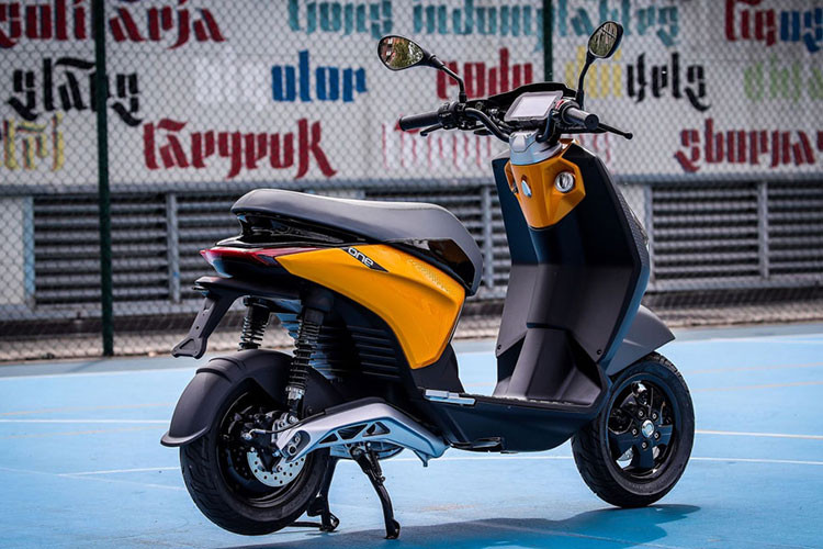 So với các mẫu xe đang có mặt tại Việt Nam, Piaggio One có thông số sức mạnh khá khiêm tốn. Theo Piaggio, bộ pin của xe sẽ được sạc đầy sau 6 tiếng và có thể cắm điện qua đêm khi có công nghệ tự ngắt khi đầy pin.