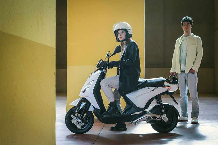 Mới đây, mẫu xe Scooter điện One mới nhất của Piaggio vừa chính thức có giá bán tại thị trường Châu Âu. Giá xe Piaggio One 2021 ở mức 2.500 Bảng Anh (tương đương với khoảng hơn 81 triệu đồng).
