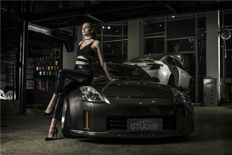 Ở dạng nguyên bản, Nissan 350Z được trang bị khối động cơ V6 3.5L công suất 306 mã lực cùng hộp số tự động 5 cấp. Với động cơ mạnh mẽ này, 350Z có thể đạt vận tốc tối đa 250 km/h.