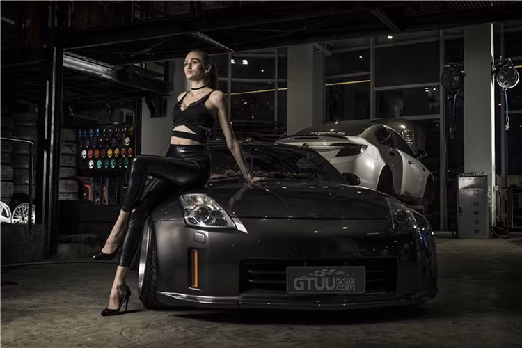 Ở dạng nguyên bản, Nissan 350Z được trang bị khối động cơ V6 3.5L công suất 306 mã lực cùng hộp số tự động 5 cấp. Với động cơ mạnh mẽ này, 350Z có thể đạt vận tốc tối đa 250 km/h.