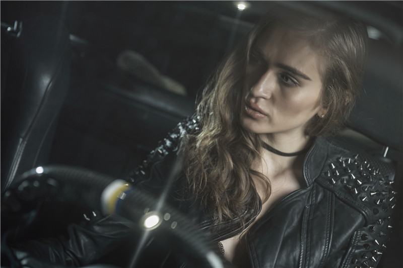 Bên trong nội thất, xe cũng được "dọn nhẹ" lại với cặp ghế thể thao, trong đó ghế lái có dây an toàn 4 điểm, đầu đĩa DVD kèm màn hình của hãng Pioneer tới từ Nhật cùng bảng táp-lô và bệ trung tâm ốp sợi carbon...