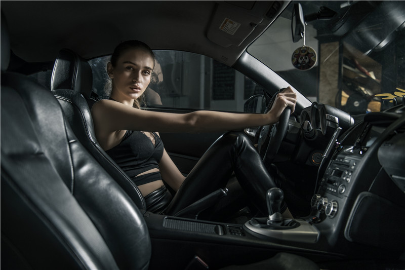 Nội thất cũng được tiết giản để phù hợp với tiêu chuẩn của một chiếc xe chuyên dùng trình diễn drift, ví dụ như vô lăng có thể tháo rời