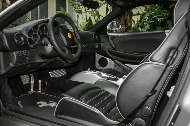 Sau thời gian ngắn sử dụng, đại gia phố núi cũng đã “chia tay” Ferrari 360 Spider. “Siêu ngựa” này tiếp tục qua tay nhiều tay chơi khác. Số phận chiếc siêu xe khá lận đận khi vào Nam ra Bắc để đổi chủ. Mãi đến cuối năm 2021, xe mới xuất hiện nhiều hơn trong sự kiện của một đại gia ngành bất động sản.