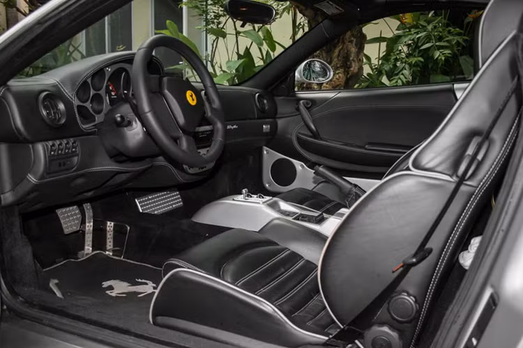 Sau thời gian ngắn sử dụng, đại gia phố núi cũng đã “chia tay” Ferrari 360 Spider. “Siêu ngựa” này tiếp tục qua tay nhiều tay chơi khác. Số phận chiếc siêu xe khá lận đận khi vào Nam ra Bắc để đổi chủ. Mãi đến cuối năm 2021, xe mới xuất hiện nhiều hơn trong sự kiện của một đại gia ngành bất động sản.