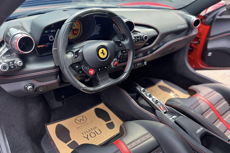 Tháng 6/2023 siêu xe Ferrari F8 của đại gia phố núi đã được sang tên cho doanh nhân Phạm Trần Nhật Minh (Minh Nhựa). Và đến đầu năm nay, “siêu ngựa” này bất ngờ lên sàn xe cũ với giá bán lại đắt ngang thời điểm mua xe mới, tới 23,5 tỷ đồng khiến nhiều người không khỏi bất ngờ.