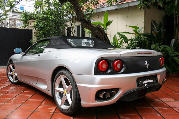 Ferrari 360 Spider được trang bị động cơ V8 hút khí tự nhiên, dung tích 3.6 lít. Khối động cơ này sản sinh công suất 395 mã lực và mô-men xoắn tối đa 373 Nm, kết hợp với hệ dẫn động cầu sau và hộp số 6 cấp (tự động hoặc số sàn). Xe có thể đạt 100 km/h từ vị trí đứng yên chỉ trong 4,5 giây và vận tốc tối đa ở mức 288 km/h.
