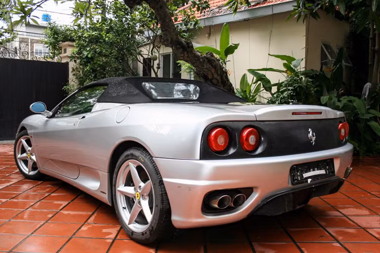 Ferrari 360 Spider được trang bị động cơ V8 hút khí tự nhiên, dung tích 3.6 lít. Khối động cơ này sản sinh công suất 395 mã lực và mô-men xoắn tối đa 373 Nm, kết hợp với hệ dẫn động cầu sau và hộp số 6 cấp (tự động hoặc số sàn). Xe có thể đạt 100 km/h từ vị trí đứng yên chỉ trong 4,5 giây và vận tốc tối đa ở mức 288 km/h.