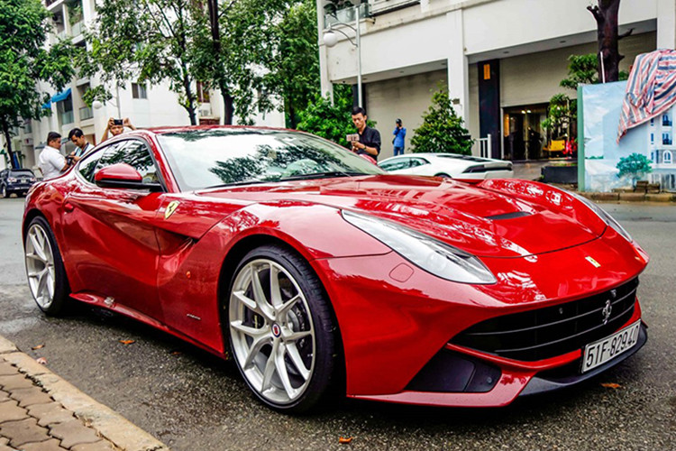  Ferrari F12 Berlinetta Ferrari F12 Berlinetta của Cường Đô la có nguồn gốc nhập khẩu từ Dubai, về nước đầu tháng 7/2016. Đến giữa tháng 10/2016, ban đầu chiếc Ferrari F12 Berlinetta này được sơn màu đỏ, sau đó anh đã thay áo cho siêu xe này đến 4 lần.