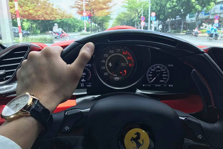 Sau thời gian chung một nhà với đại gia Cường Đô la, đến khoảng cuối tháng 5/2023 chiếc siêu xe Ferrari 488 GTB này đã bất ngờ xuất hiện trên sàn xe cũ và được chào bán với giá hơn 7 tỷ đồng.