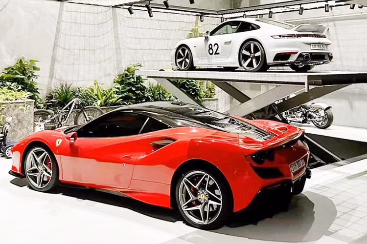 Ferrari F8 Tributo được trang bị động cơ tăng áp kép V8 3,9 lít mạnh mẽ nhất mà Ferrari từng sản xuất. Thực tế nó vẫn là loại dùng trên 488 GTB nhưng đã được cải tiến rất nhiều để F8 Tributo có tới 710 mã lực và mô-men xoắn cực đại 770Nm. Xe chỉ cần 2,9 giây để chạy nước rút từ 0 - 100 km/h, 7,8 giây để tăng tốc từ 0 - 200 km/h, trước khi cán tốc độ tối đa 340 km/h.