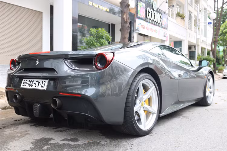 Ferrari 488 GTB được trang bị động cơ V8 tăng áp kép, dung tích 3.9 lít, sản sinh công suất tối đa 661 mã lực và mô-men xoắn cực đại 760 Nm. Sức mạnh được truyền đến cầu sau thông qua hộp số tự động ly hợp kép 7 cấp. Nhờ đó, “siêu ngựa Ý” có thể tăng tốc từ 0-100 km/h chỉ tốn vỏn vẹn 3 giây. Vận tốc tối đa của xe đạt mức 330 km/h.
