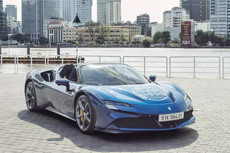  Ferrari SF90 Stradale Ferrari SF90 Stradale được đại gia Cường Đô la đặt mua vào tháng 4/2021. Thời điểm đó, vị đại gia sinh năm 1982 đã có nhiều mẫu xe đáng mơ ước như: Porsche 911 Carrera S (mua tháng 11/2019), siêu xe Ferrari F8 Tributo trị giá hơn 30 tỷ (mua tháng 5/2020), Mercedes G63 AMG (nhận tháng 1/2021).