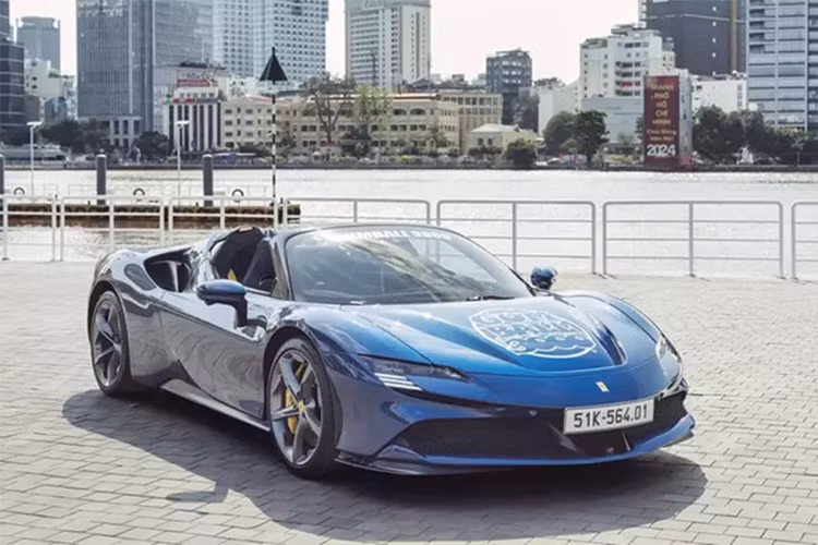  Ferrari SF90 Stradale Ferrari SF90 Stradale được đại gia Cường Đô la đặt mua vào tháng 4/2021. Thời điểm đó, vị đại gia sinh năm 1982 đã có nhiều mẫu xe đáng mơ ước như: Porsche 911 Carrera S (mua tháng 11/2019), siêu xe Ferrari F8 Tributo trị giá hơn 30 tỷ (mua tháng 5/2020), Mercedes G63 AMG (nhận tháng 1/2021).