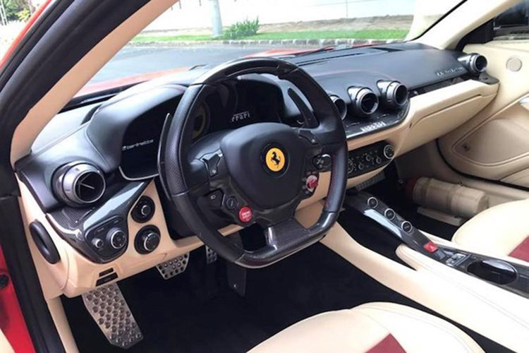 Sau khoảng 1 năm sử dụng, đại gia phố núi quyết định chia tay siêu phẩm này. Ferrari F12 Berlinetta từng của đại gia Cường Đô la được trang bị động cơ V12, dung tích 6,3 lít, sản sinh công suất tối đa 730 mã lực và mô-men xoắn cực đại 690 Nm.