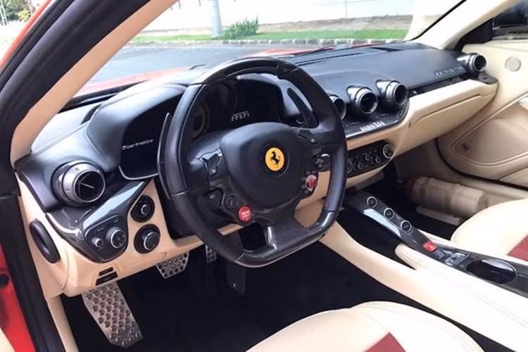 Sau khoảng 1 năm sử dụng, đại gia phố núi quyết định chia tay siêu phẩm này. Ferrari F12 Berlinetta từng của đại gia Cường Đô la được trang bị động cơ V12, dung tích 6,3 lít, sản sinh công suất tối đa 730 mã lực và mô-men xoắn cực đại 690 Nm.