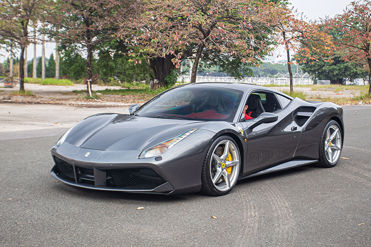  Ferrari 488 GTB Vào hồi cuối tháng 7 năm 2016, Cường Đô la tậu Ferrari 488 GTB. Thời điểm đó, 488 GTB đã tạo nên “cơn sốt” trong giới chơi siêu xe nước ta thời điểm bấy giờ, mặc dù chịu ảnh hưởng không nhỏ của những quy định mới về thuế với xe nhập khẩu. Đây cũng là mẫu xe từng được mệnh danh “siêu xe quốc dân” trước khi bị thay thế bởi McLaren 720S.