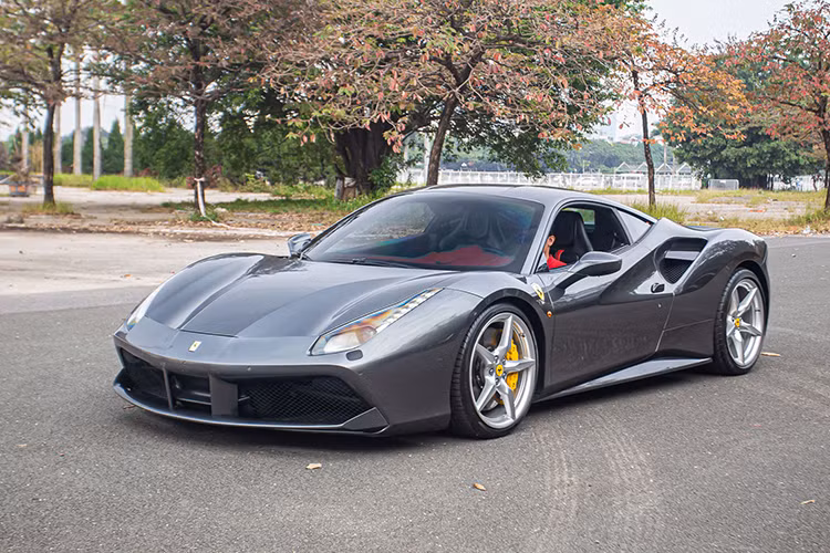  Ferrari 488 GTB Vào hồi cuối tháng 7 năm 2016, Cường Đô la tậu Ferrari 488 GTB. Thời điểm đó, 488 GTB đã tạo nên “cơn sốt” trong giới chơi siêu xe nước ta thời điểm bấy giờ, mặc dù chịu ảnh hưởng không nhỏ của những quy định mới về thuế với xe nhập khẩu. Đây cũng là mẫu xe từng được mệnh danh “siêu xe quốc dân” trước khi bị thay thế bởi McLaren 720S.