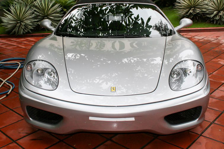  Ferrari 360 Spider Tương tự chiếc Gallardo, Ferrari 360 Spider cũng thuộc thế hệ siêu xe đầu tiên Việt Nam, về nước năm 2007. Chiếc Ferrari 360 Spider của Cường Đô la là chiếc đầu tiên về nước, xe có màu sơn ngoại thất bạc.