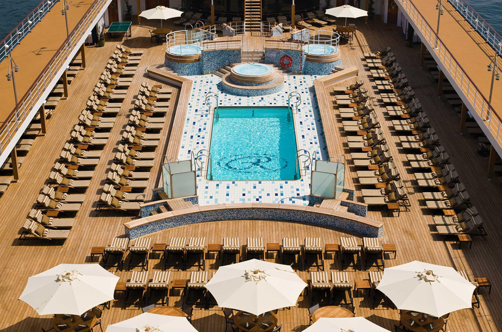 Seven Seas Splendor có một hồ bơi cỡ lớn ở trung tâm boong tàu, được bao quanh bởi sàn đá sang trọng.