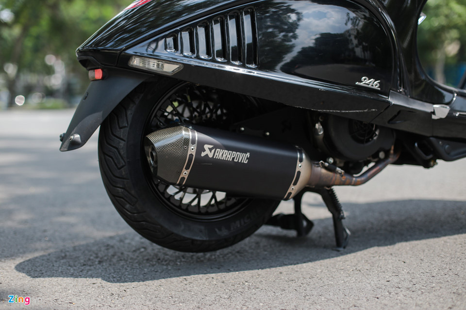 Hệ thống ống xả nguyên bản được thay bằng ống xả Akrapovic nhẹ cân hơn, tăng thêm sức mạnh cho xe, tạo ra âm thanh phấn khích. 