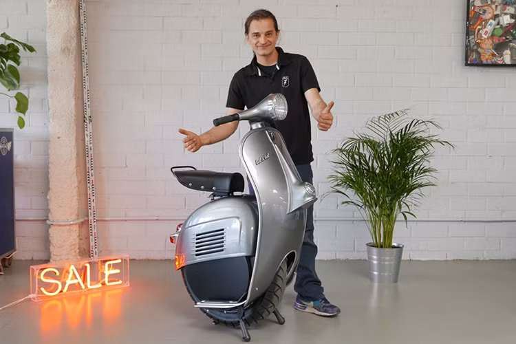 Tuy nhiên khi lăn bánh trên đường, thay vì bẻ tay lái để chuyển hướng người sử dụng sẽ phải nghiêng thân mình theo. Do không sử dụng động cơ đốt trong, chiếc xe gần như không phát ra một tiếng ồn nào khi di chuyển.