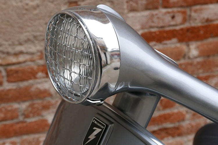 Cụ thể, mẫu xe máy điện một bánh Bel&Bel Z-One này có thiết kế y hệt Vespa Sprint cổ gây thu hút giới trẻ cũng như những người yêu thích sự mới mẻ. Nó có trọng lượng nhẹ chỉ 70 kg và giảm tối đa kích cỡ.