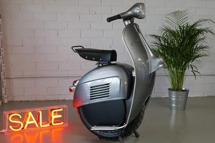 Nhà phát triển Bel & Bel đã nghĩ ra một giải pháp độc đáo, giúp cho việc di chuyển của các cư dân siêu đô thị dễ dàng hơn. Hãng đã chế tạo ra loại xe máy điện Bel & Bel Z-One một bánh, có thiết kế lấy cảm hứng phong cách từ xe ga Vespa.