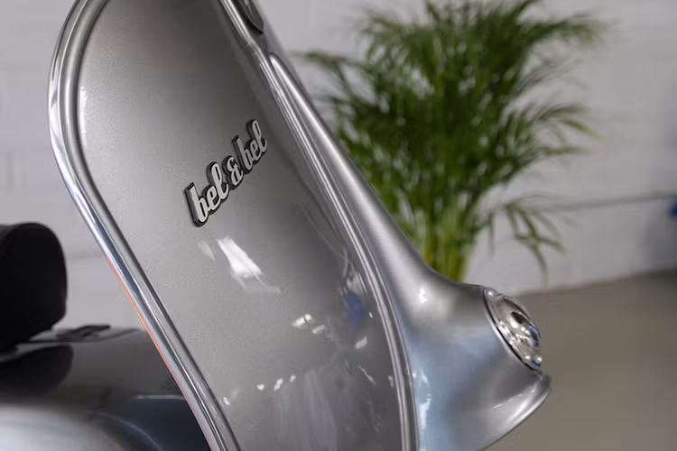 Khó có thể hình dung được chiếc xe này sẽ được di chuyển như thế nào. Nó trông chẳng khác gì một chiếc Vespa Sprint thế hệ đầu tiên bị rút ngắn bằng cách cắt đi sàn để chân và bánh trước.